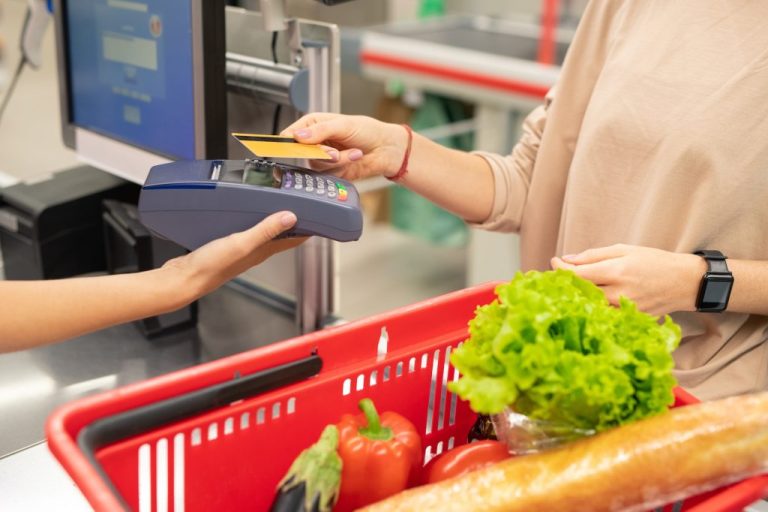 Supermarchés et technologie : comment les nouvelles technologies transforment le shopping ?